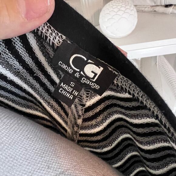 Cable & Gauge women’s size small, black & white tunic scoop neck top #1723 - Picture 4 of 8